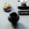 Cazuela de té artesanal, cocida en horno de leña, estilo wabisabi, cerámica tosca, color negro hollín, 500 ml, n.º 17 Cuenco para té de 500 ml, de cerámica ruda de estilo wabi-sabi, hecho a mano y cocido en horno de leña, de color negro hollín