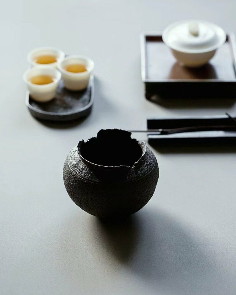 Cazuela de té artesanal, cocida en horno de leña, estilo wabisabi, cerámica tosca, color negro hollín, 500 ml, n.º 17 Cuenco para té de 500 ml, de cerámica ruda de estilo wabi-sabi, hecho a mano y cocido en horno de leña, de color negro hollín