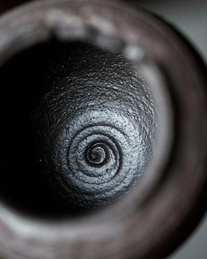 Cuenco para té de 500 ml, de cerámica rústica de estilo wabi-sabi, hecho a mano, cocido en horno de leña, color negro hollín 2 Cuenco para té de 500 ml, de cerámica ruda de estilo wabi-sabi, hecho a mano y cocido en horno de leña, de color negro hollín