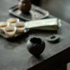 Cuenco para té de 500 ml, de cerámica rústica hecha a mano, cocida en horno de leña, estilo wabi-sabi, color negro hollín7 Cuenco para té de 500 ml, de cerámica ruda de estilo wabi-sabi, hecho a mano y cocido en horno de leña, de color negro hollín