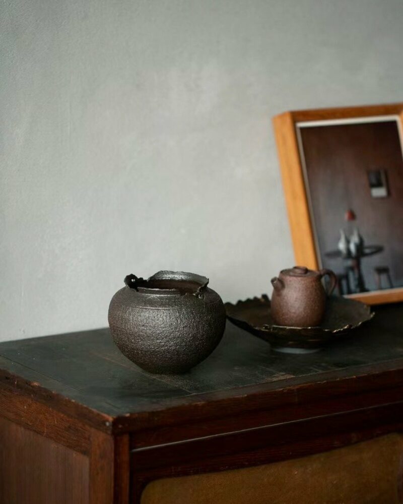 Cuenco para té de 500 ml, de cerámica rústica de estilo wabi-sabi, hecho a mano, cocido en horno de leña, color negro hollín 8 Cuenco para té de 500 ml, de cerámica ruda de estilo wabi-sabi, hecho a mano y cocido en horno de leña, de color negro hollín